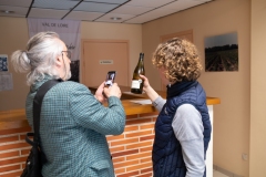 Visite du domaine viticole de Raphael Midoir à Chémery (41) à l'occasion des rencontres Val de Loire Millésimes. Une cinquantaine de journalistes sont invités à decouvrir le terroir et déguster les vins de l'AOC Touraine.